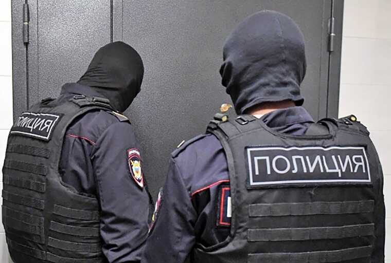 Сотрудники УВД ЗАО ГУ МВД по Москве вломились с обысками в квартиру главных врагов кремлевского олигарха Алишера Усманова, Андрея и Виктории Буркиных