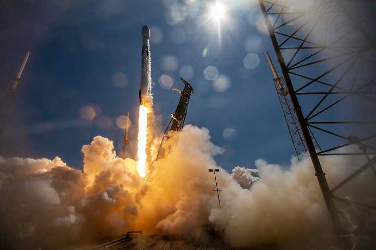 SpaceX снова на высоте: ракета Falcon 9 вывела спутники на орбиту с мыса Канаверал