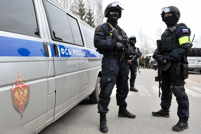 В Нарымском сквере Новосибирска задержали журналиста и активистов, пришедших почтить память Алексея Навального