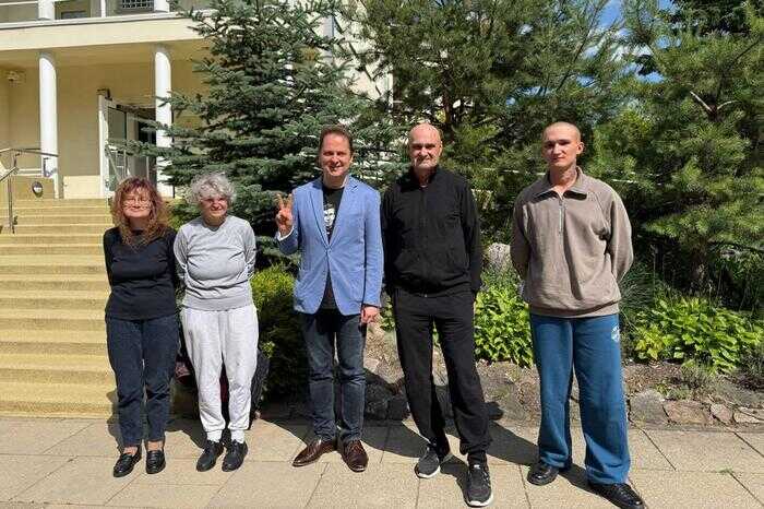 Из тюрем Беларуси вышли Тихановский и группа политических заключённых