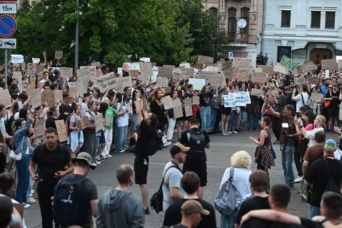 В Украине люди вышли на протесты из-за попыток ограничить полномочия НАБУ