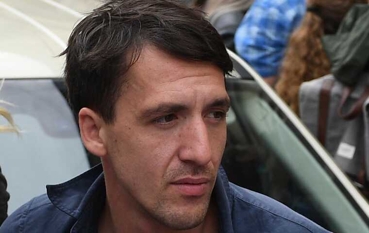 Судебные приставы арестовали машину актёра Артура Смольянинова за долги по штрафам и ипотеке