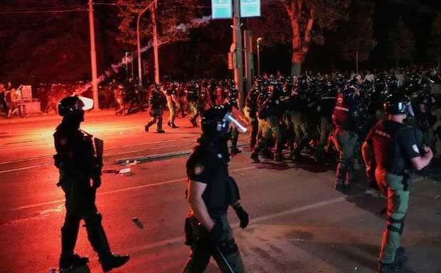 Белград в огне: акции протеста перерастают в уличные бои
