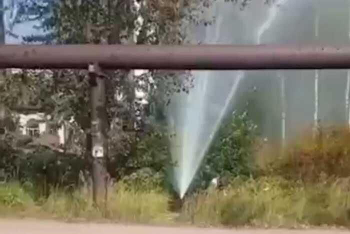 В Воткинске уже четыре дня непрерывно течет вода из поврежденного водопровода — ремонт перенесли на понедельник