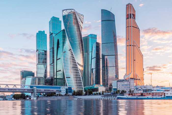 В «Москва-Сити» трое напали на курьера и украли чемодан с 127 миллионами рублей