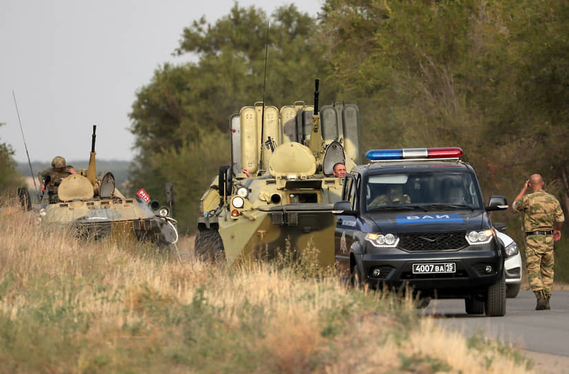 Военная техника и автомобиль военной автомобильной инспекции (ВАИ) у здания колонии